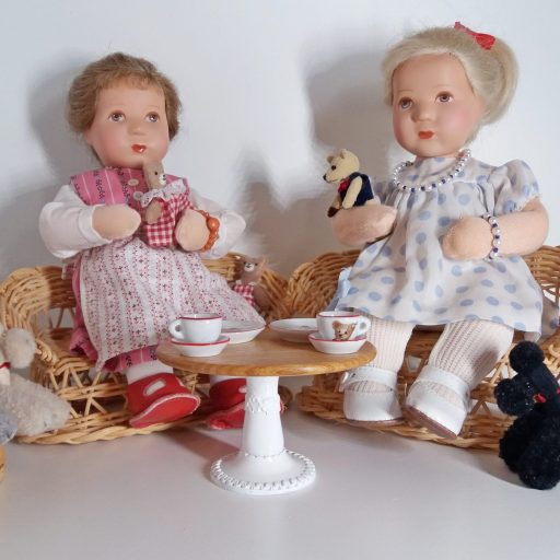 2 Puppen sitzen gemütlich beim Kaffee
